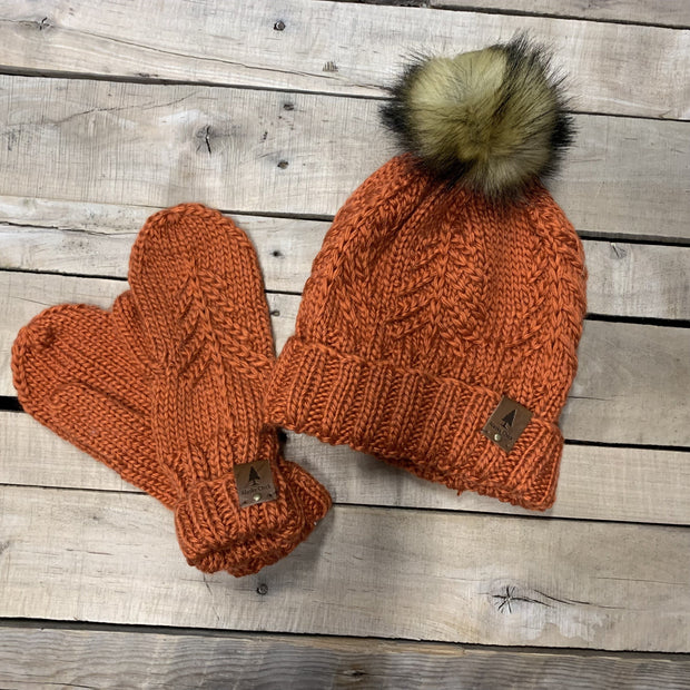 Single tree hat and mitten set